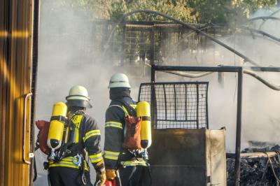Vaihingen-Enzweihingen: Grossbrand in Gaertnerei loest Grossalarm der Feuerwehr aus - Rauchwolke weit sichtbar